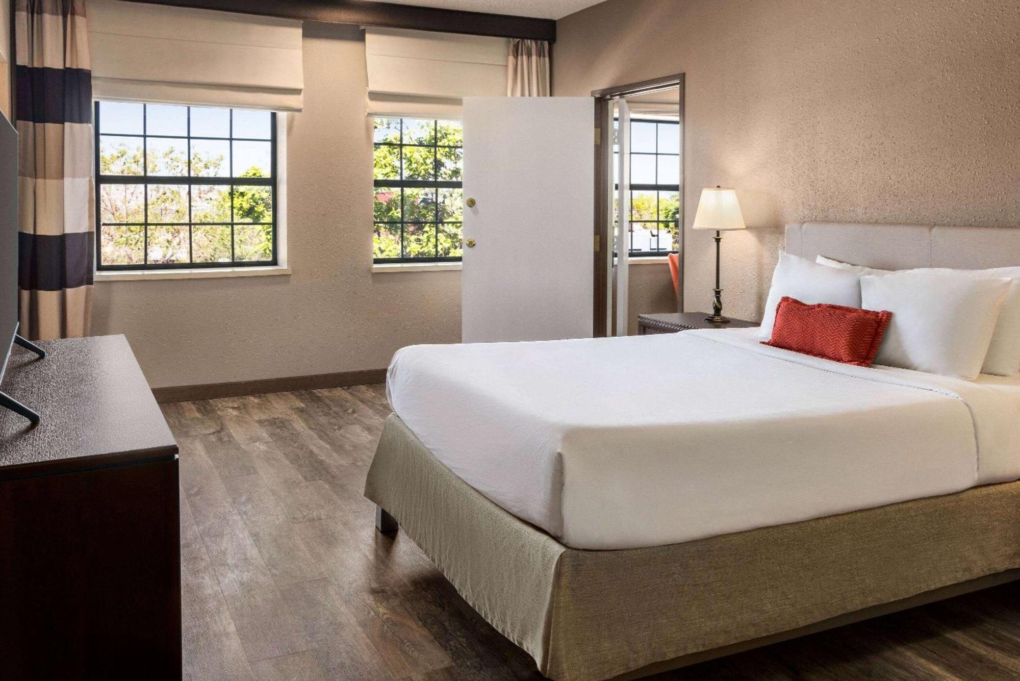 Ramada By Wyndham Albuquerque Airport Otel Dış mekan fotoğraf
