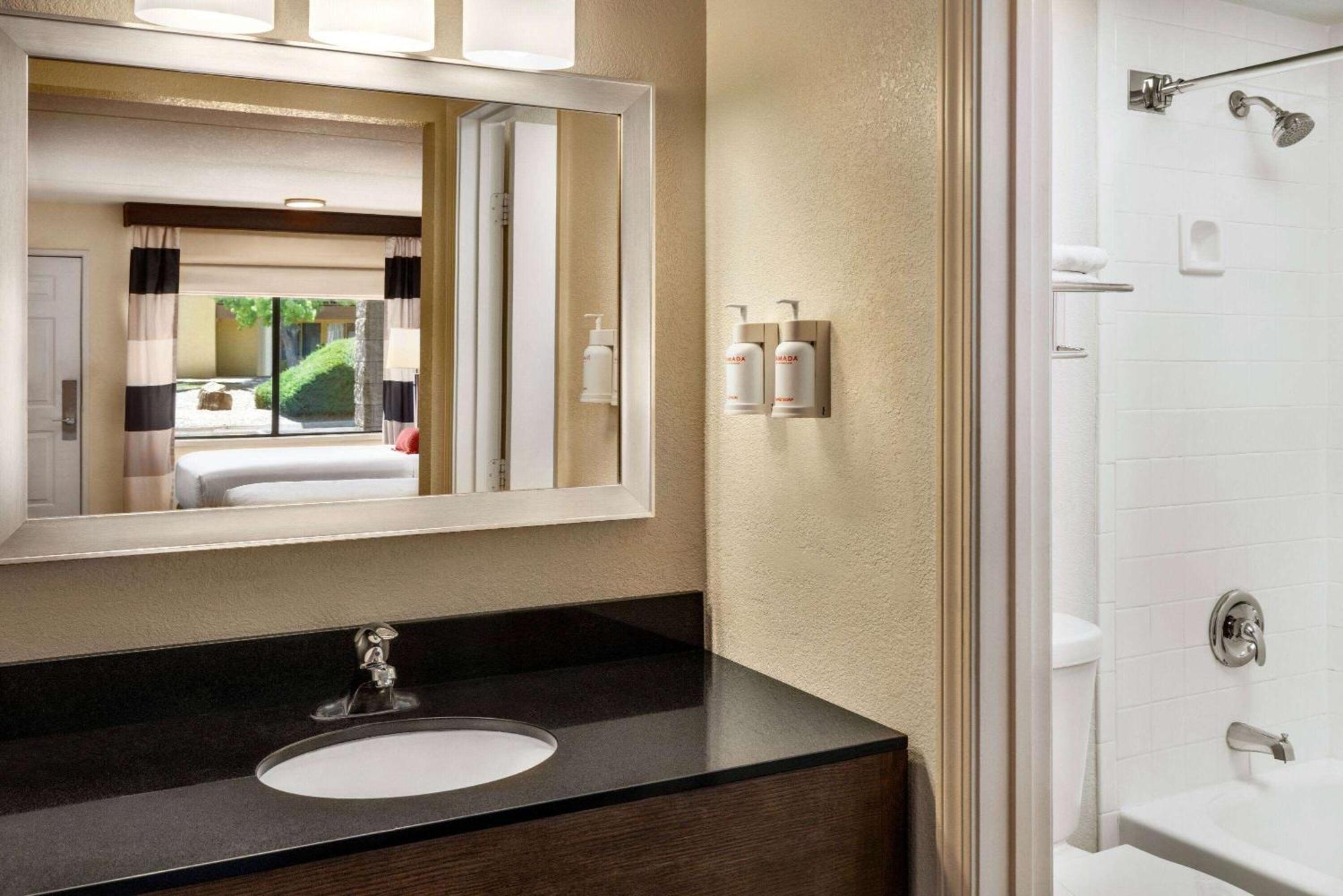 Ramada By Wyndham Albuquerque Airport Otel Dış mekan fotoğraf